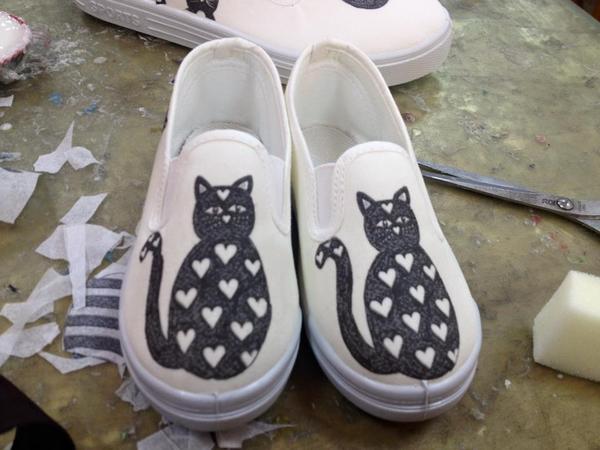 鞋寶觀光工廠：[台中西屯區]鞋寶觀光工廠，小孩兒 超愛自已DIY的帆布鞋。