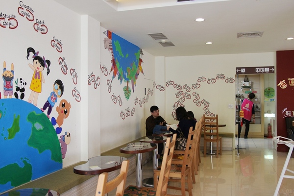 鞋寶觀光工廠：[台中西屯區]鞋寶觀光工廠，小孩兒 超愛自已DIY的帆布鞋。