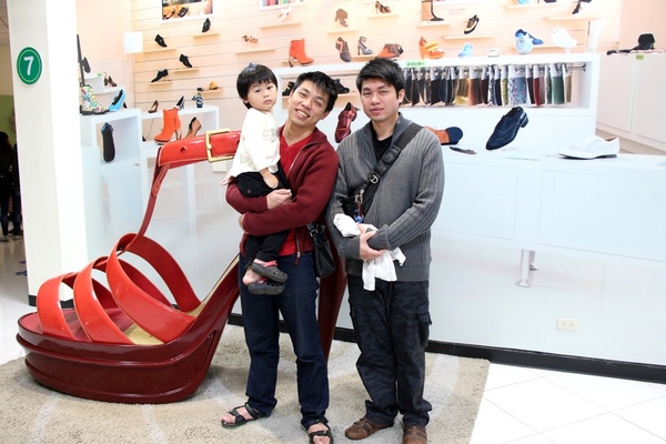 鞋寶觀光工廠：[台中西屯區]鞋寶觀光工廠，小孩兒 超愛自已DIY的帆布鞋。