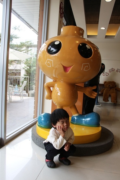 鞋寶觀光工廠：[台中西屯區]鞋寶觀光工廠，小孩兒 超愛自已DIY的帆布鞋。