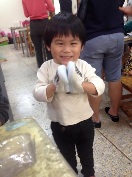 鞋寶觀光工廠：[台中西屯區]鞋寶觀光工廠，小孩兒 超愛自已DIY的帆布鞋。