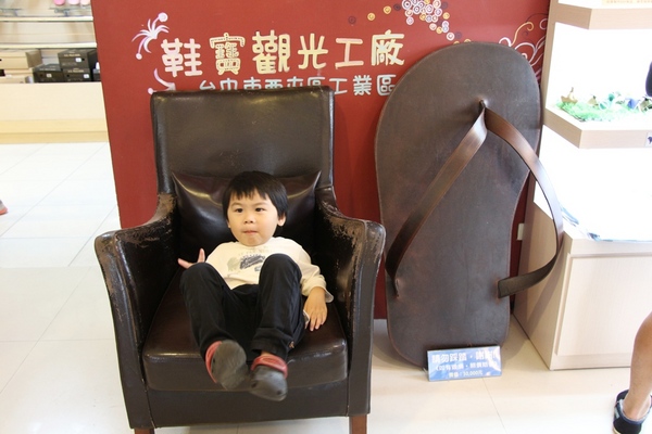 鞋寶觀光工廠：[台中西屯區]鞋寶觀光工廠，小孩兒 超愛自已DIY的帆布鞋。