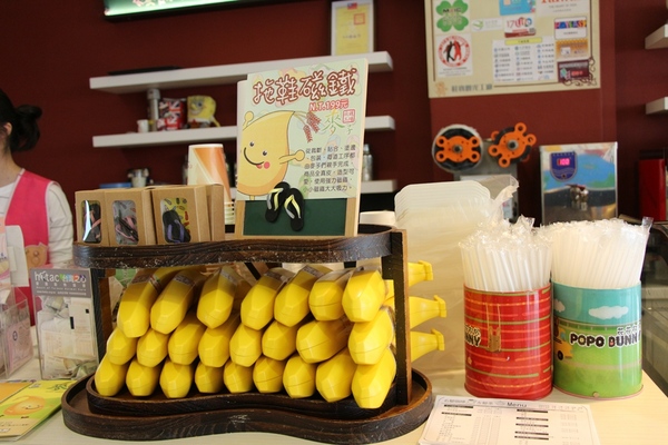 鞋寶觀光工廠：[台中西屯區]鞋寶觀光工廠，小孩兒 超愛自已DIY的帆布鞋。