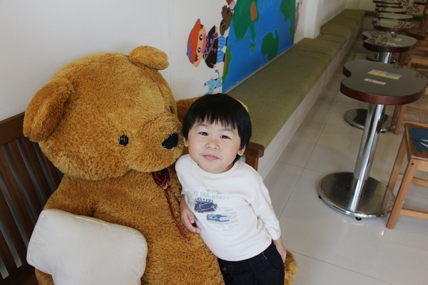 鞋寶觀光工廠：[台中西屯區]鞋寶觀光工廠，小孩兒 超愛自已DIY的帆布鞋。