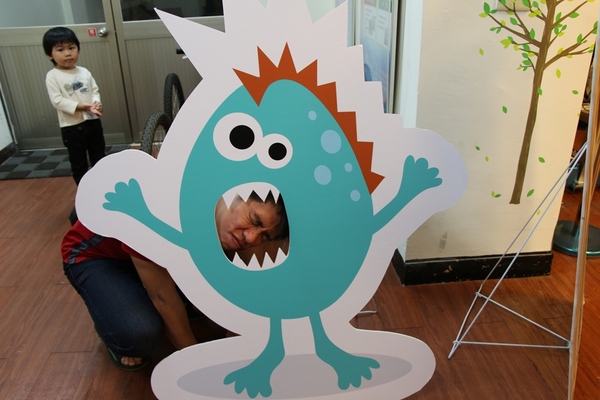 鞋寶觀光工廠：[台中西屯區]鞋寶觀光工廠，小孩兒 超愛自已DIY的帆布鞋。