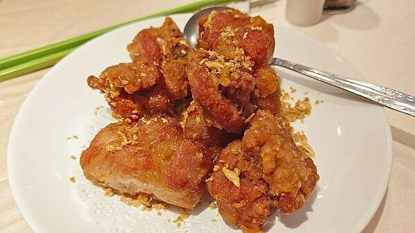 １隻烤鴨２６００元，沒有預訂還會吃不到，一桌還限訂一隻，台北最有名最貴的烤鴨店之一，遠近馳名，但最好