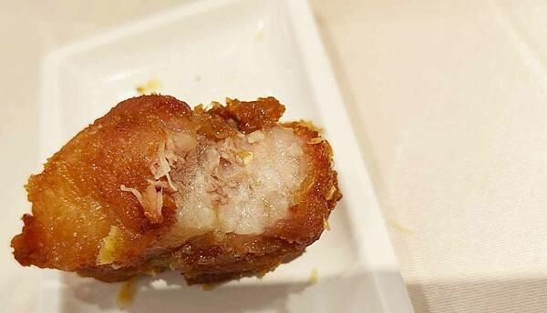 １隻烤鴨２６００元，沒有預訂還會吃不到，一桌還限訂一隻，台北最有名最貴的烤鴨店之一，遠近馳名，但最好