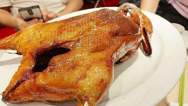 １隻烤鴨２６００元，沒有預訂還會吃不到，一桌還限訂一隻，台北最有名最貴的烤鴨店之一，遠近馳名，但最好
