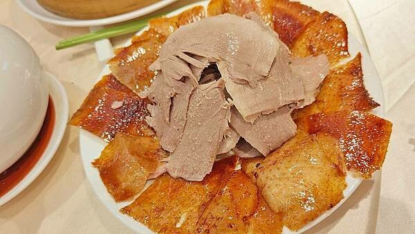 １隻烤鴨２６００元，沒有預訂還會吃不到，一桌還限訂一隻，台北最有名最貴的烤鴨店之一，遠近馳名，但最好