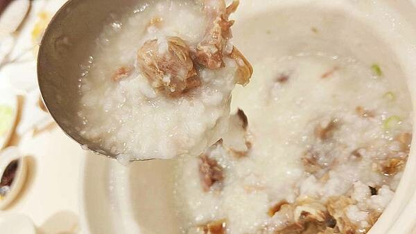 １隻烤鴨２６００元，沒有預訂還會吃不到，一桌還限訂一隻，台北最有名最貴的烤鴨店之一，遠近馳名，但最好