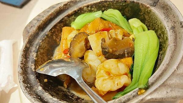 １隻烤鴨２６００元，沒有預訂還會吃不到，一桌還限訂一隻，台北最有名最貴的烤鴨店之一，遠近馳名，但最好