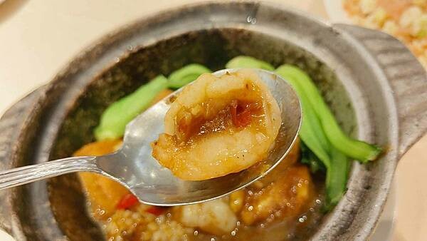 １隻烤鴨２６００元，沒有預訂還會吃不到，一桌還限訂一隻，台北最有名最貴的烤鴨店之一，遠近馳名，但最好