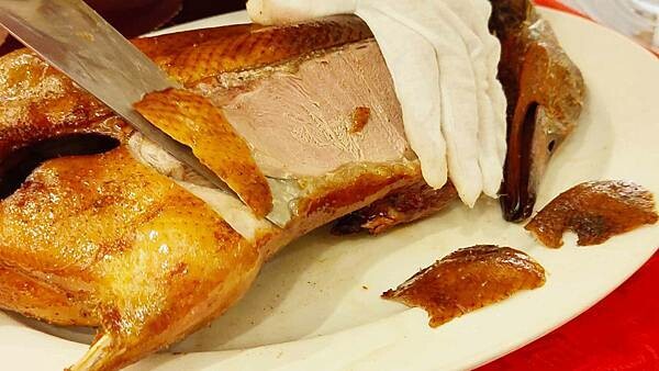 １隻烤鴨２６００元，沒有預訂還會吃不到，一桌還限訂一隻，台北最有名最貴的烤鴨店之一，遠近馳名，但最好