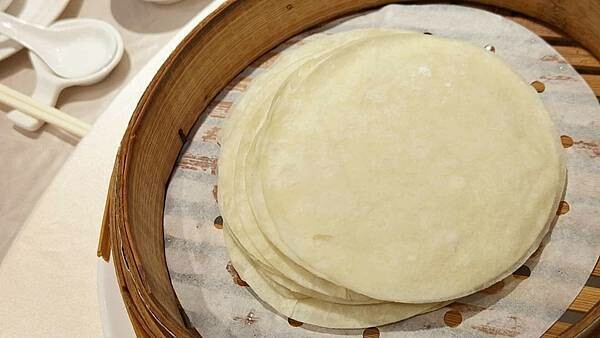 １隻烤鴨２６００元，沒有預訂還會吃不到，一桌還限訂一隻，台北最有名最貴的烤鴨店之一，遠近馳名，但最好