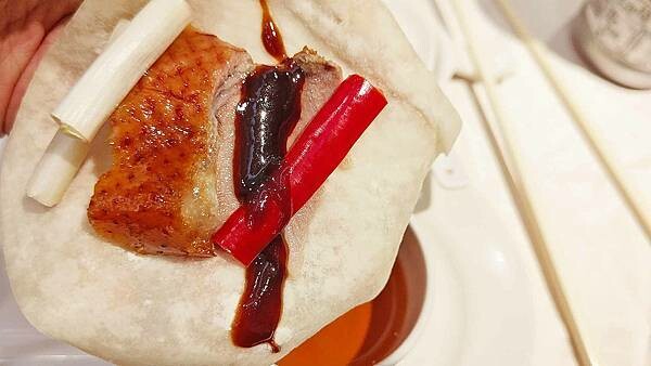 １隻烤鴨２６００元，沒有預訂還會吃不到，一桌還限訂一隻，台北最有名最貴的烤鴨店之一，遠近馳名，但最好