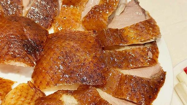 １隻烤鴨２６００元，沒有預訂還會吃不到，一桌還限訂一隻，台北最有名最貴的烤鴨店之一，遠近馳名，但最好