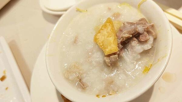 １隻烤鴨２６００元，沒有預訂還會吃不到，一桌還限訂一隻，台北最有名最貴的烤鴨店之一，遠近馳名，但最好