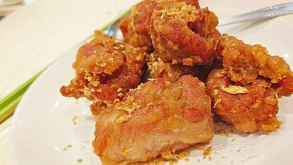 １隻烤鴨２６００元，沒有預訂還會吃不到，一桌還限訂一隻，台北最有名最貴的烤鴨店之一，遠近馳名，但最好