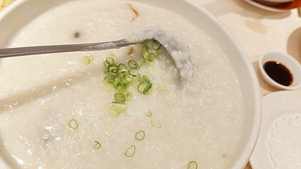 １隻烤鴨２６００元，沒有預訂還會吃不到，一桌還限訂一隻，台北最有名最貴的烤鴨店之一，遠近馳名，但最好