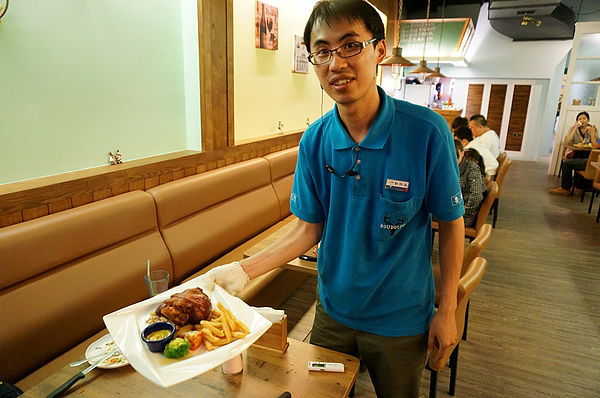 (老板亲自试范送菜时一家要戴厚手套)