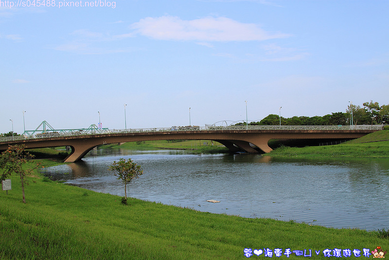 【宜蘭▍民宿】閒雲居♥坐擁冬山湖畔美景~不規則的俐落時尚外型，讓人留下深刻印象