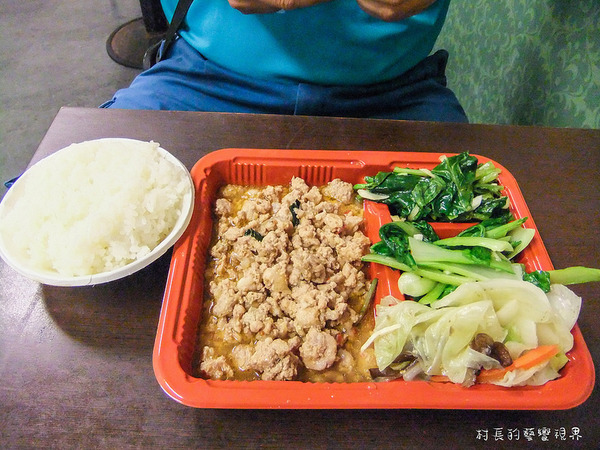 東泰鮮泰式椒麻雞飯：【食記】｛高雄。苓雅區｝高雄捷運。三多站的東泰鮮泰式便當出外人的飽食便當