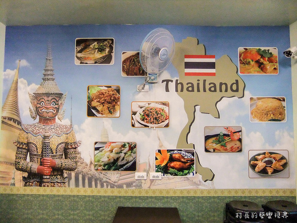 東泰鮮泰式椒麻雞飯：【食記】｛高雄。苓雅區｝高雄捷運。三多站的東泰鮮泰式便當出外人的飽食便當