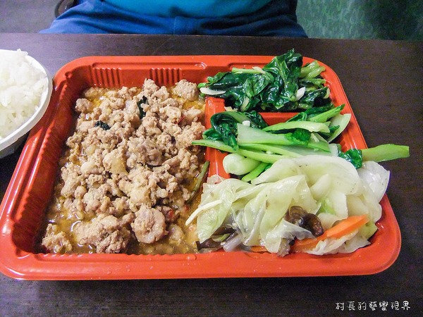 東泰鮮泰式椒麻雞飯：【食記】｛高雄。苓雅區｝高雄捷運。三多站的東泰鮮泰式便當出外人的飽食便當
