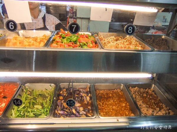 東泰鮮泰式椒麻雞飯：【食記】｛高雄。苓雅區｝高雄捷運。三多站的東泰鮮泰式便當出外人的飽食便當