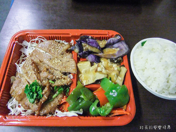 東泰鮮泰式椒麻雞飯：【食記】｛高雄。苓雅區｝高雄捷運。三多站的東泰鮮泰式便當出外人的飽食便當