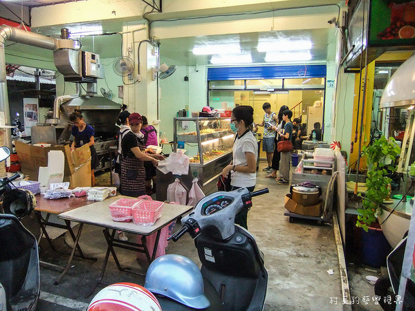 東泰鮮泰式椒麻雞飯：【食記】｛高雄。苓雅區｝高雄捷運。三多站的東泰鮮泰式便當出外人的飽食便當