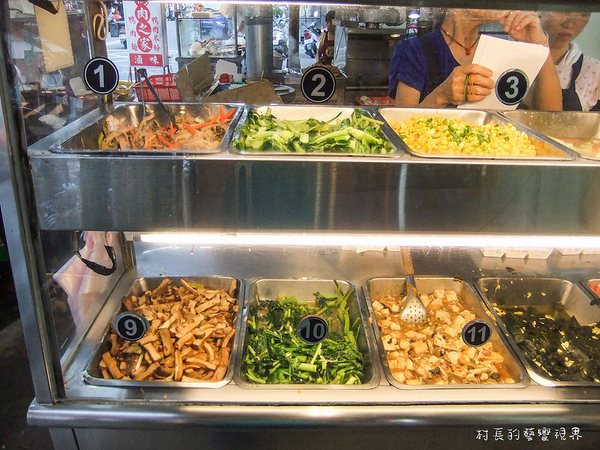 東泰鮮泰式椒麻雞飯：【食記】｛高雄。苓雅區｝高雄捷運。三多站的東泰鮮泰式便當出外人的飽食便當