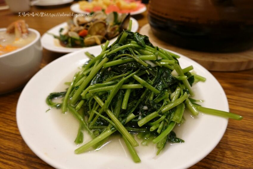 天冷就是要吃！4.5顆星砂鍋粥．現撈紅蟳加生米煮成粥．每鍋文火慢熬30分鐘以上 - 艾瑪▪ 享受吃喝玩樂札記