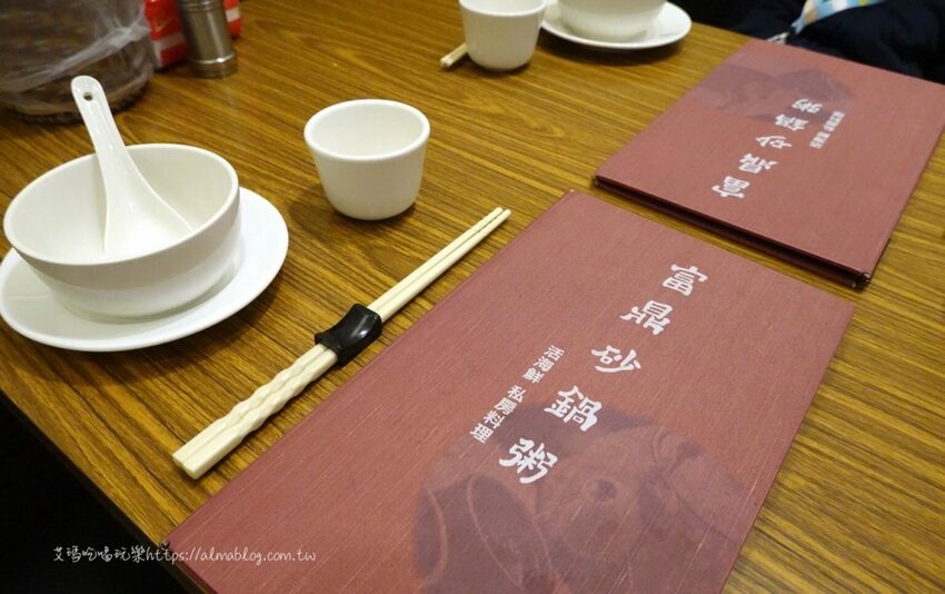 天冷就是要吃！4.5顆星砂鍋粥．現撈紅蟳加生米煮成粥．每鍋文火慢熬30分鐘以上 - 艾瑪▪ 享受吃喝玩樂札記