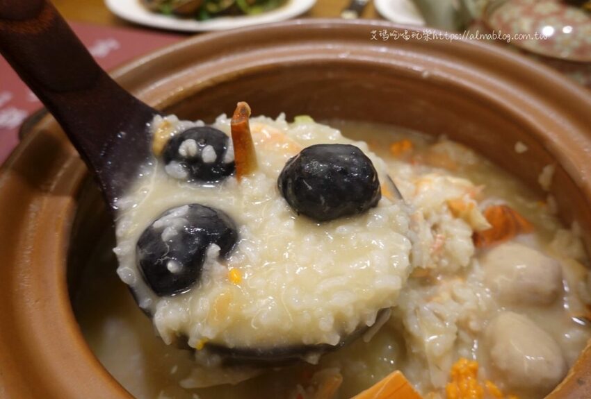 天冷就是要吃！4.5顆星砂鍋粥．現撈紅蟳加生米煮成粥．每鍋文火慢熬30分鐘以上 - 艾瑪▪ 享受吃喝玩樂札記