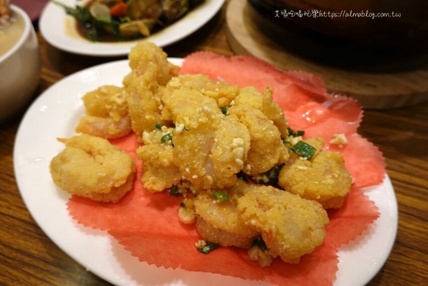 天冷就是要吃！4.5顆星砂鍋粥．現撈紅蟳加生米煮成粥．每鍋文火慢熬30分鐘以上 - 艾瑪▪ 享受吃喝玩樂札記