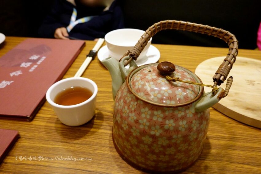 天冷就是要吃！4.5顆星砂鍋粥．現撈紅蟳加生米煮成粥．每鍋文火慢熬30分鐘以上 - 艾瑪▪ 享受吃喝玩樂札記