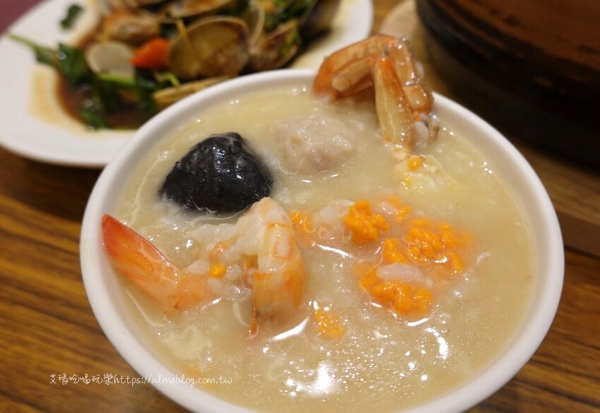 天冷就是要吃！4.5顆星砂鍋粥．現撈紅蟳加生米煮成粥．每鍋文火慢熬30分鐘以上 - 艾瑪▪ 享受吃喝玩樂札記