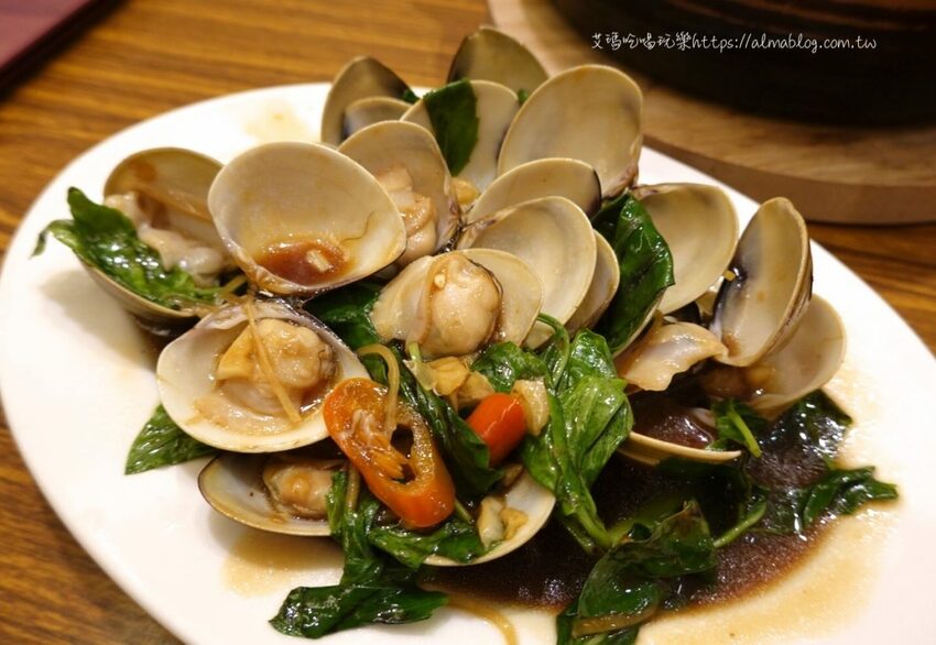 天冷就是要吃！4.5顆星砂鍋粥．現撈紅蟳加生米煮成粥．每鍋文火慢熬30分鐘以上 - 艾瑪▪ 享受吃喝玩樂札記