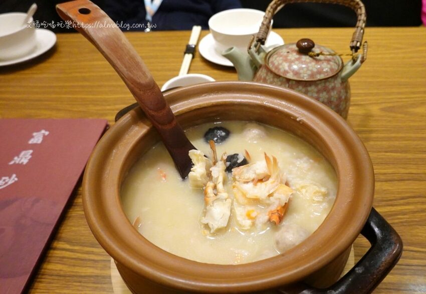 天冷就是要吃！4.5顆星砂鍋粥．現撈紅蟳加生米煮成粥．每鍋文火慢熬30分鐘以上 - 艾瑪▪ 享受吃喝玩樂札記