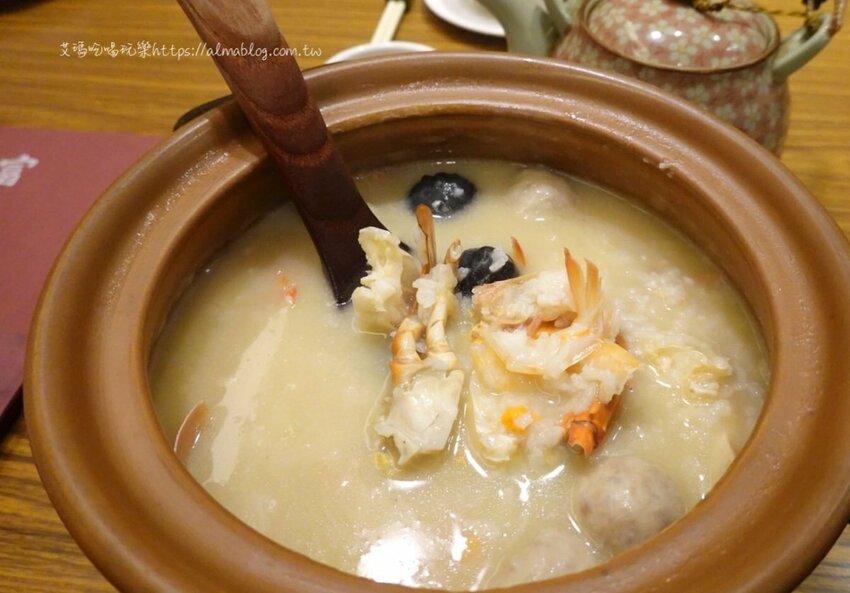 天冷就是要吃！4.5顆星砂鍋粥．現撈紅蟳加生米煮成粥．每鍋文火慢熬30分鐘以上 - 艾瑪▪ 享受吃喝玩樂札記