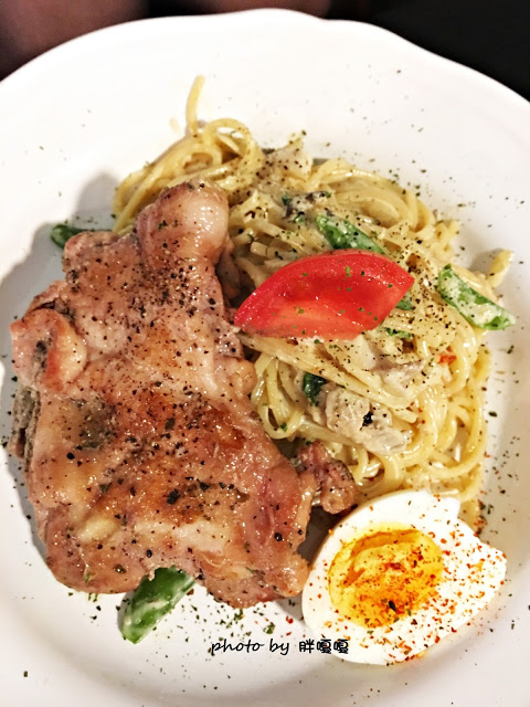 【台中 北區】八日八>>有著美味的中餐和惡魔般的甜點，中西合璧、氣氛絕佳、服務生也很可愛