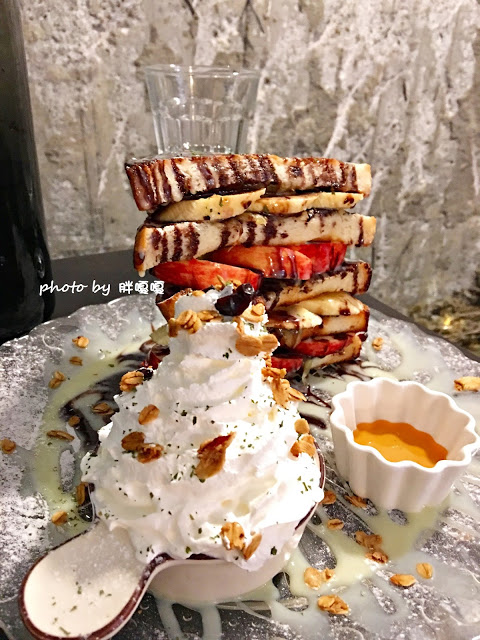 【台中 北區】八日八>>有著美味的中餐和惡魔般的甜點，中西合璧、氣氛絕佳、服務生也很可愛