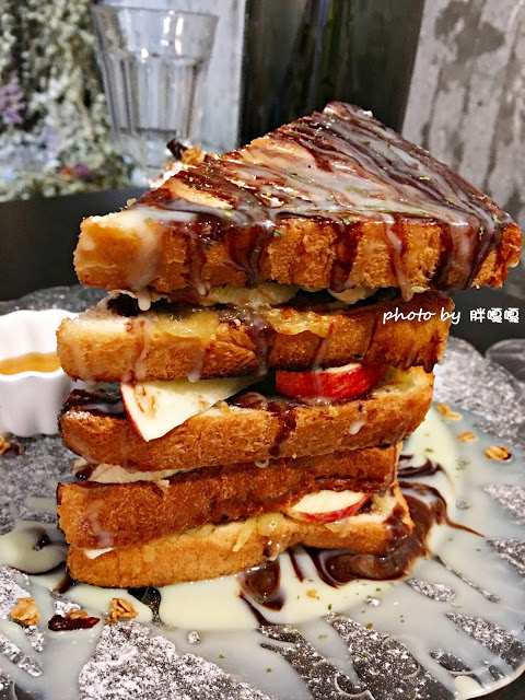 【台中 北區】八日八>>有著美味的中餐和惡魔般的甜點，中西合璧、氣氛絕佳、服務生也很可愛