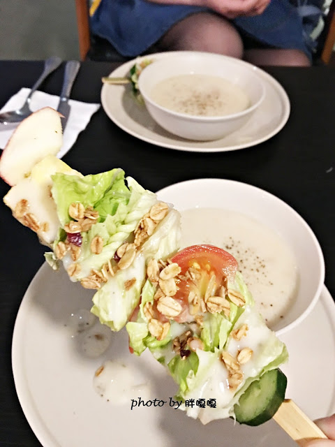 【台中 北區】八日八>>有著美味的中餐和惡魔般的甜點，中西合璧、氣氛絕佳、服務生也很可愛