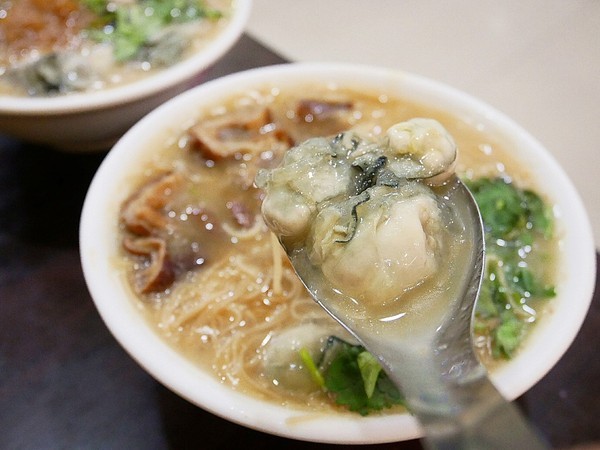 陳記腸蚵麵線(永和直營店):陳記腸蚵麵線(永和直營店)-新北永和頂溪站小吃 麵線尬香腸 看似突兀的組合卻迸出新火花 吃飽又吃巧的午茶首選 (愛評體驗券) (文末有好康) 陳記腸蚵麵線(永和直營店):陳記腸蚵麵線(永和直營店)-新北永和頂溪站小吃 麵線尬香腸 看似突兀的組合卻迸出新火花 吃飽又吃巧的午茶首選 (愛評體驗券) (文末有好康)