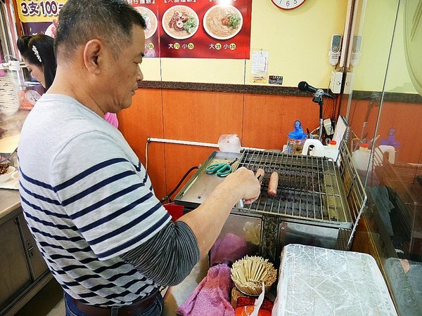 陳記腸蚵麵線(永和直營店):陳記腸蚵麵線(永和直營店)-新北永和頂溪站小吃 麵線尬香腸 看似突兀的組合卻迸出新火花 吃飽又吃巧的午茶首選 (愛評體驗券) (文末有好康) 陳記腸蚵麵線(永和直營店):陳記腸蚵麵線(永和直營店)-新北永和頂溪站小吃 麵線尬香腸 看似突兀的組合卻迸出新火花 吃飽又吃巧的午茶首選 (愛評體驗券) (文末有好康)