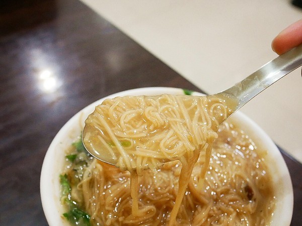 陳記腸蚵麵線(永和直營店):陳記腸蚵麵線(永和直營店)-新北永和頂溪站小吃 麵線尬香腸 看似突兀的組合卻迸出新火花 吃飽又吃巧的午茶首選 (愛評體驗券) (文末有好康) 陳記腸蚵麵線(永和直營店):陳記腸蚵麵線(永和直營店)-新北永和頂溪站小吃 麵線尬香腸 看似突兀的組合卻迸出新火花 吃飽又吃巧的午茶首選 (愛評體驗券) (文末有好康)