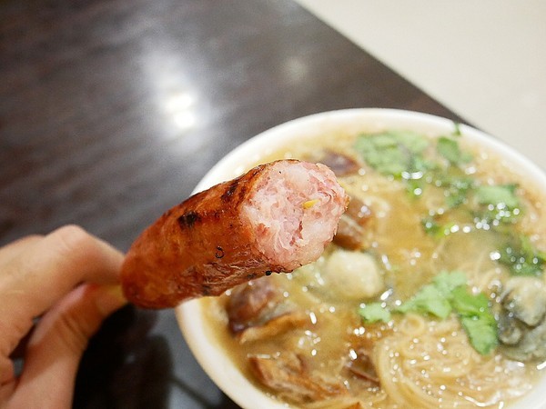 陳記腸蚵麵線(永和直營店):陳記腸蚵麵線(永和直營店)-新北永和頂溪站小吃 麵線尬香腸 看似突兀的組合卻迸出新火花 吃飽又吃巧的午茶首選 (愛評體驗券) (文末有好康) 陳記腸蚵麵線(永和直營店):陳記腸蚵麵線(永和直營店)-新北永和頂溪站小吃 麵線尬香腸 看似突兀的組合卻迸出新火花 吃飽又吃巧的午茶首選 (愛評體驗券) (文末有好康)