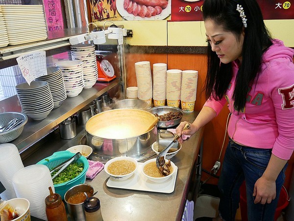 陳記腸蚵麵線(永和直營店):陳記腸蚵麵線(永和直營店)-新北永和頂溪站小吃 麵線尬香腸 看似突兀的組合卻迸出新火花 吃飽又吃巧的午茶首選 (愛評體驗券) (文末有好康) 陳記腸蚵麵線(永和直營店):陳記腸蚵麵線(永和直營店)-新北永和頂溪站小吃 麵線尬香腸 看似突兀的組合卻迸出新火花 吃飽又吃巧的午茶首選 (愛評體驗券) (文末有好康)